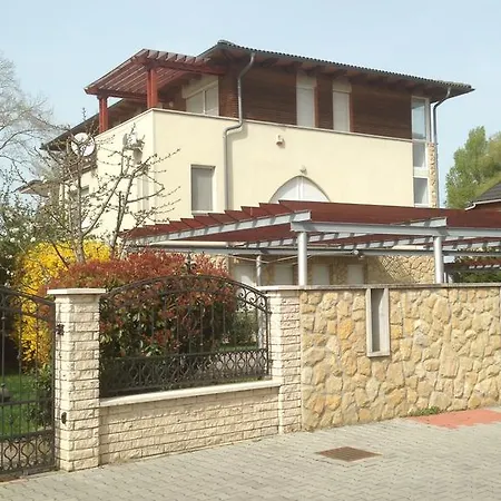 Napos Terasz Apartman Апартаменты *